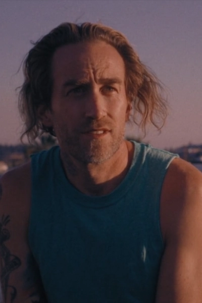 Justin Benson in „Something in the Dirt“