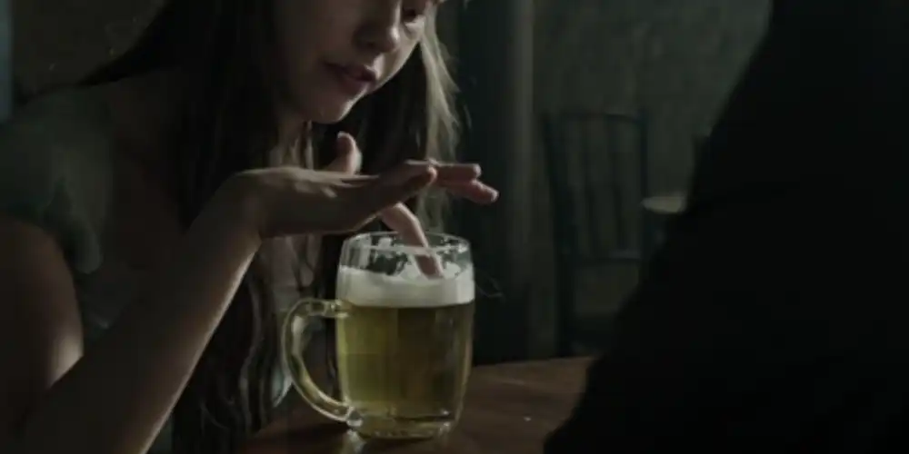 Bierhumpen in einer Bar: Ein Beispiel für die kulturellen Fehler in A Cure for Wellness.